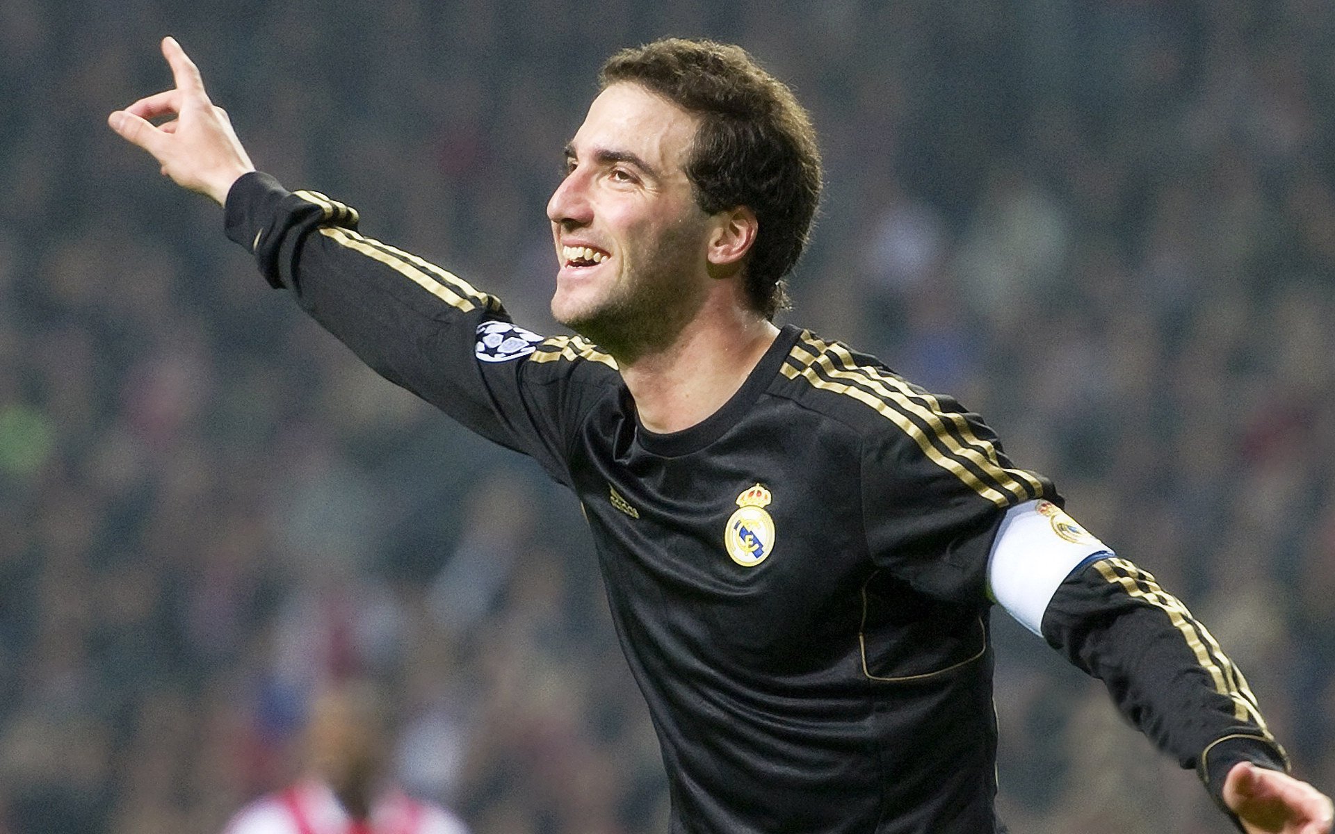 纽卡斯尔整体协作压制对方控球意图,纽卡斯尔球队